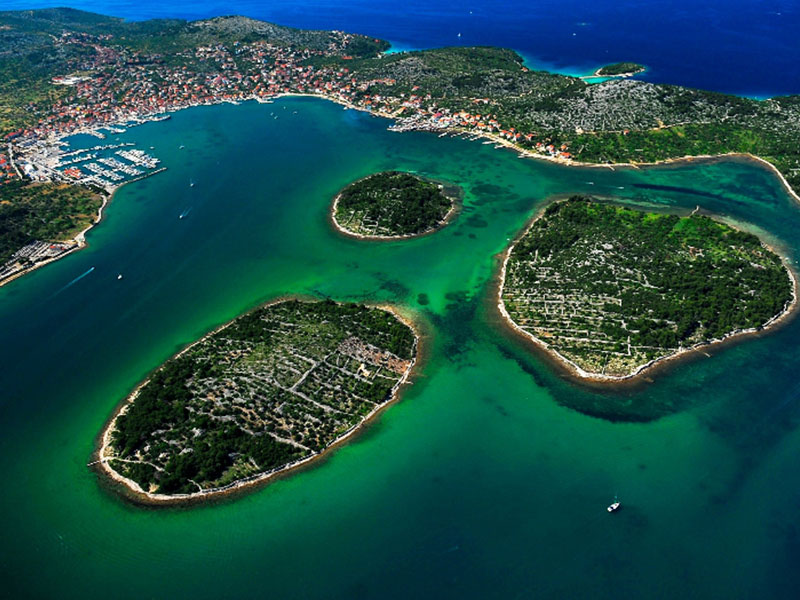 Murter je največji in kopnu najbližji otok na šibenskem področju, z velikim številom peščenih plaž. Imenujejo ga »metropola« Kornata, saj so njegovi prebivalci lastniki skoraj vseh kornatskih in sosednjih otokov. Od kopnega je ločen z ozkim Murterskim kanalom, preko katerega je v kraju Tisno zgrajen premični most.