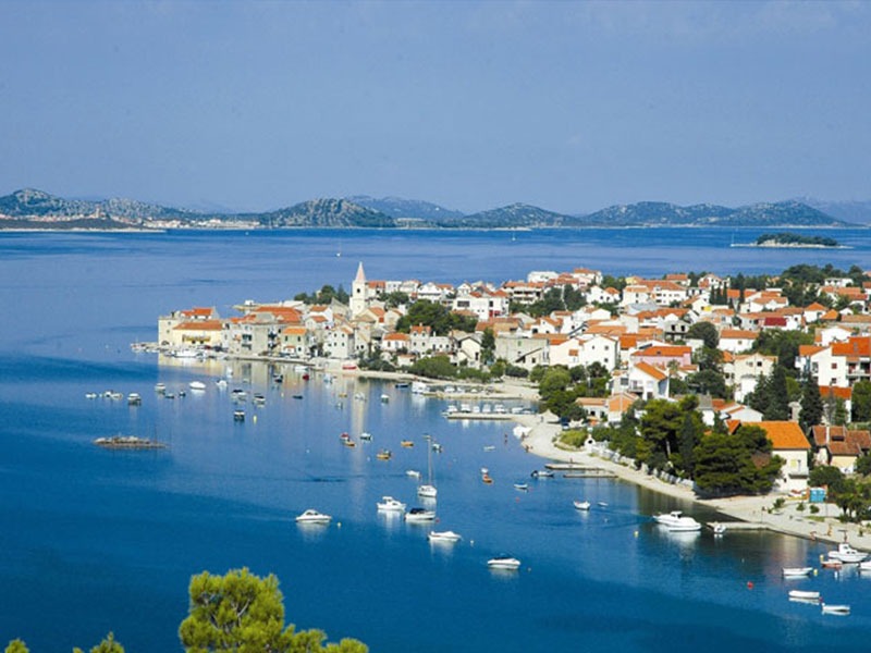 Pirovac je živahno, slikovito obmorsko mestece, ki se nahaja na zahodnem delu šibensko-kninske županije. Zanj in okolico je značilno blago podnebje, čudovita razčlenjena obala, številni zalivi s peščenimi plažami, stari oljčni nasadi in toplo (3-4 stopinje nad povprečjem) ter čisto morje.