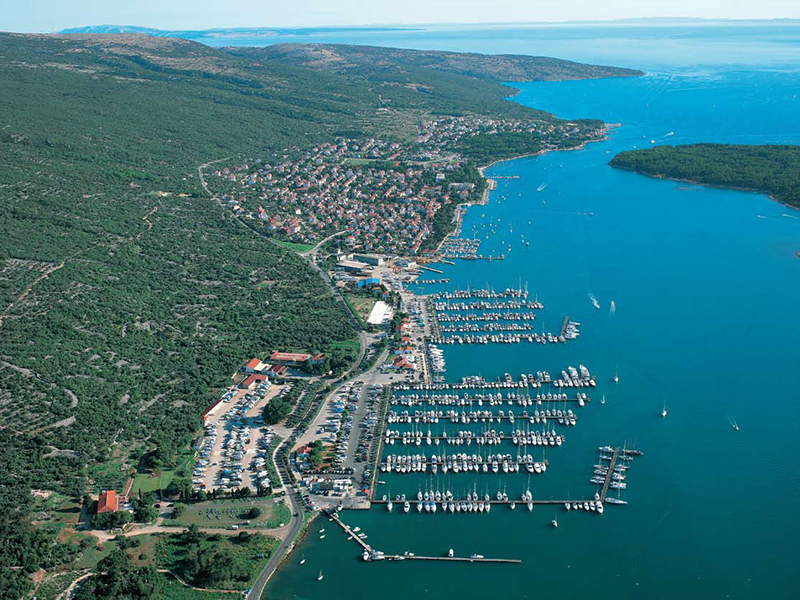 Obmorsko mestece Punat se nahaja na JZ delu otoka Krk v enem naravno najbolje zaščitenih zalivov Jadrana – Puntarski Dragi.