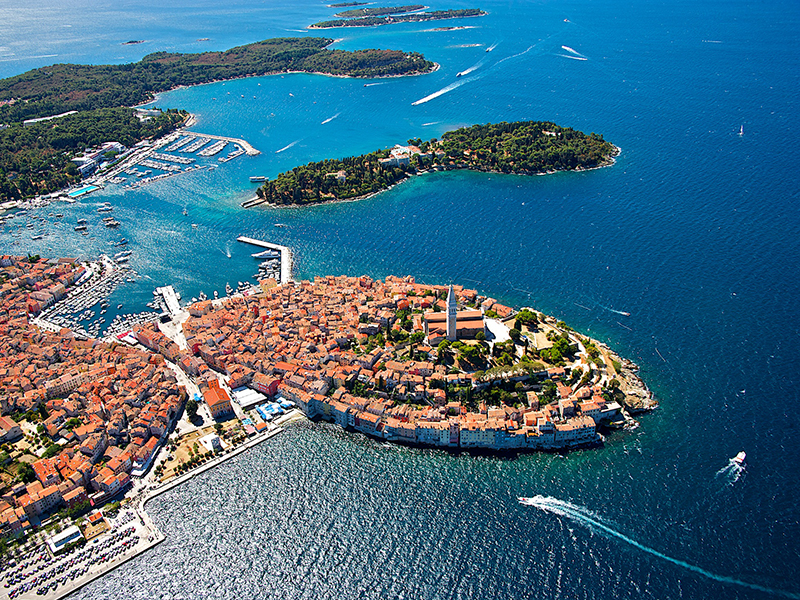 Rovinj, za nekatere najlepše mesto na istrski obali, v značilnem mediteranskem stilu