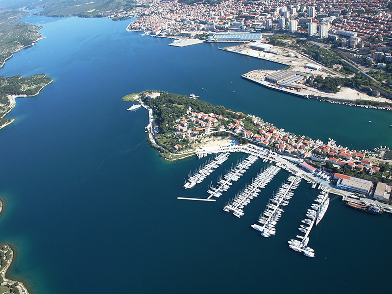 najstarejše avtohtono hrvaško mesto na jadranski obali, nastalo v 11. st. kot utrdba, je nedaleč stran od izliva reke Krke v šibenski zaliv. Glavno turistično zanimivost predstavljajo številni kulturno-zgodovinski spomeniki v starem delu mesta, ozke ulice, konobe z domačimi specialitetami in dominantna trdnjava sv. Mihovila.